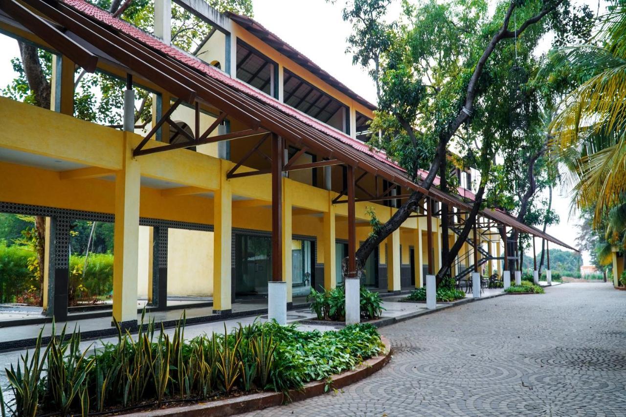 Shanti Resorts Valsad ภายนอก รูปภาพ